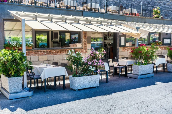 Accogliente Ristorante All Aperto Con Tavoli Sedie Legno Giardino Verde — Foto Stock