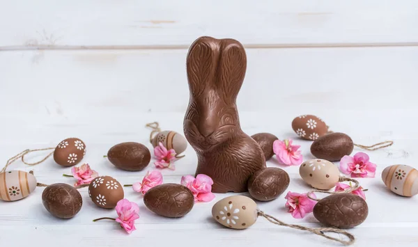 Chocolate Easter Bunny Chocolate Eggs Pink Flowers White Wooden Background — Stock Photo, Image