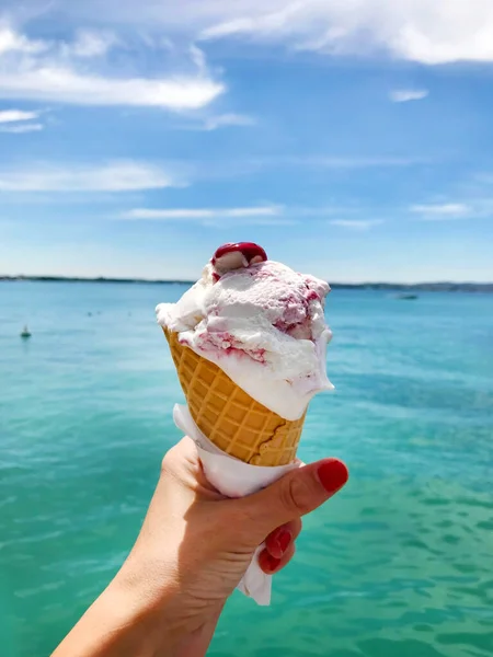 Ruční Držení Italské Zmrzliny Mořském Pozadí — Stock fotografie