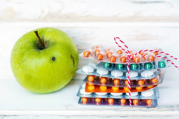 Begreppet Val Mellan Hälsosam Livsstil Och Läkemedel Med Frukt Och — Stockfoto