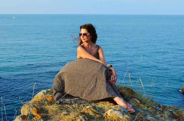 Belle Jeune Femme Avec Robe Sur Fond Mer Coucher Soleil — Photo