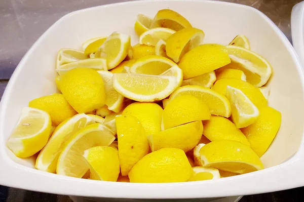Frisch Geschnittene Zitronen Einer Weißen Schüssel — Stockfoto