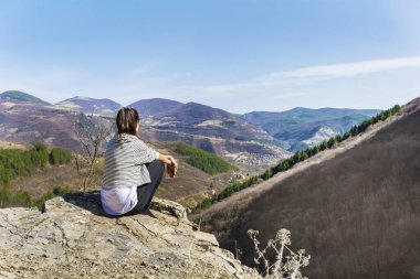 Sersemletici Manzaralı Dağın Üzerinde Oturan Genç Kadın. Bulgaristan 'ın Pirin Dağı   