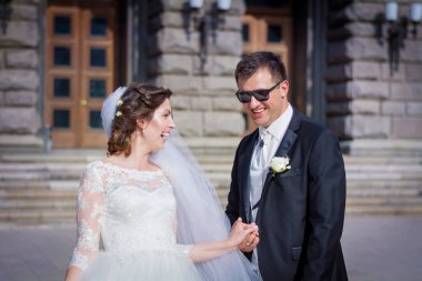 Gelin ve koca düğün günlerinde eğleniyorlar.