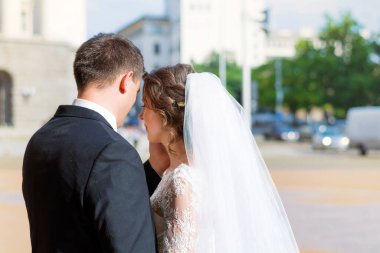 Gelin ve koca düğün günlerinde eğleniyorlar.