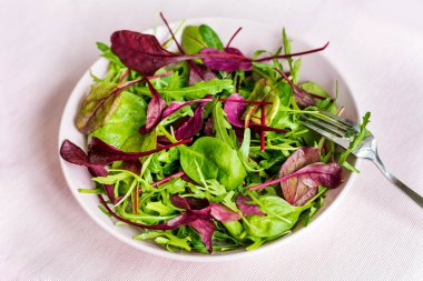 Arugula ve bebek ıspanaklı taze yeşil salata.