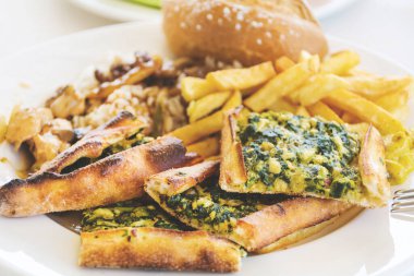 Ispanaklı ve peynirli Turkish Pide. Geleneksel Türk Yemeği