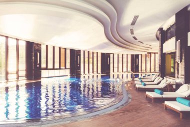 Beyaz Tahta Yataklı Lüks Spa Havuz Bölgesi