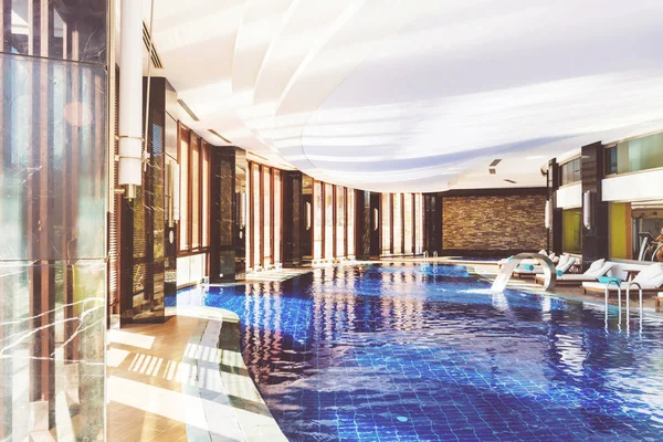 Beyaz Tahta Yataklı Lüks Spa Havuz Bölgesi