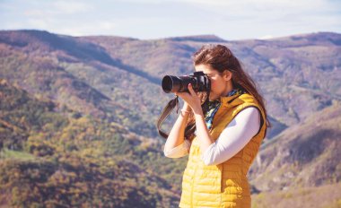 Dağda Fotoğraf Makinesi ile Kadın Çekimi. Gezgin Fotoğrafçı Doğada Fotoğraf Çekiyor