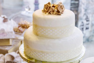 Altın Güller Çiçekleriyle süslenmiş düğün pastası