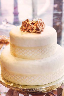 Altın Güller Çiçekleriyle süslenmiş düğün pastası