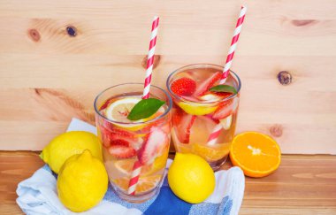 Taze organik limon ve çilekli cam bardaklar.