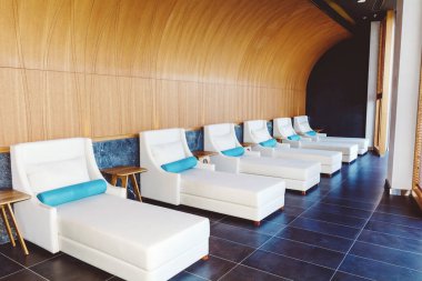 Beyaz Şezlonglu Lüks Spa Bölgesi