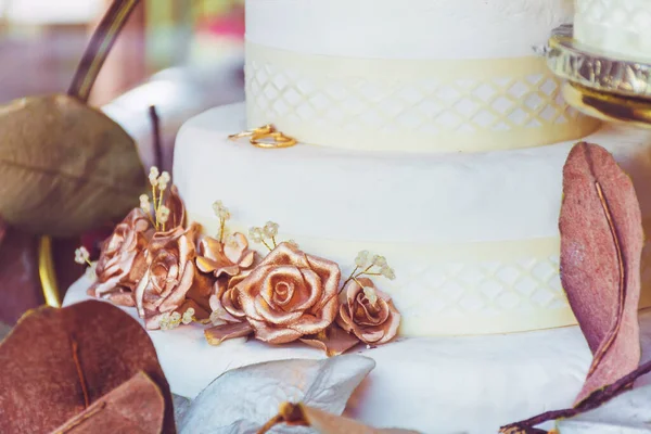 Hochzeitstorte Mit Goldenen Rosen Dekoriert — Stockfoto