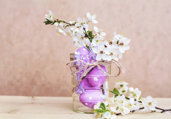 Purple Easter Eggs Cherry Blossoms Kleine Vaas Voor Pasen Decoratie — Stockfoto
