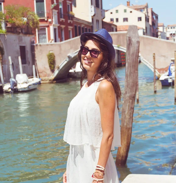 ヴェネツィア イタリアの白いドレスを持つ美しい観光女性 — ストック写真