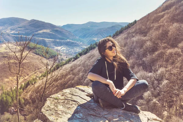 Молодая Женщина Сидит Над Горой Потрясающим Видом Гора Пирин Болгария — стоковое фото