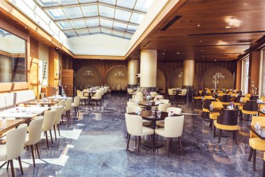 BODRUM, TURKEY - 20 HAZİRAN 2019: Masaları, sandalyeleri ve mermer döşemeleri olan Salon Restoranı