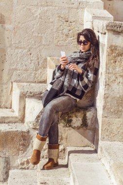 Üzgün Genç Kadın Evde Akıllı Telefonuna Bakıyor