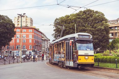 MILAN, İTALYA -27 Haziran 2018: Milano, İtalya 'da Sokakta Tarihi Sarı Tramvay