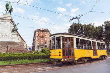 MILAN, İTALYA -27 Haziran 2018: Milano, İtalya 'da Sokakta Tarihi Sarı Tramvay