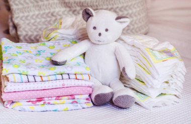 Oyuncak ayıyla Eko Dost Canlısı Tekstil Bezleri ve Pamuk Bezi Yığını