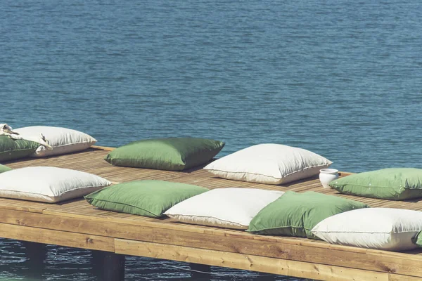 在海里有大枕头的木制码头 — 图库照片