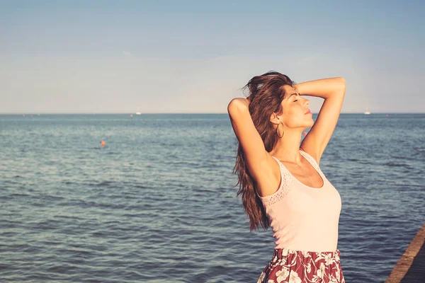 女子欣赏沙滩上美丽的落日 — 图库照片