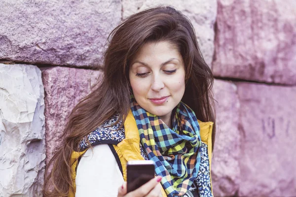 Retrato Mulher Jovem Recebendo Mensagem Telefone Livre — Fotografia de Stock