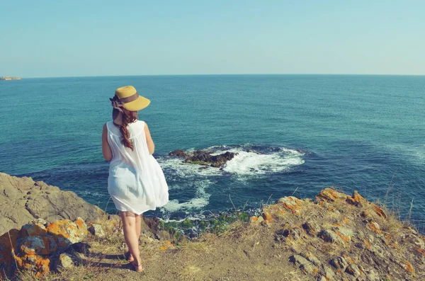 Mujer Joven Sentada Una Roca Sobre Mar —  Fotos de Stock