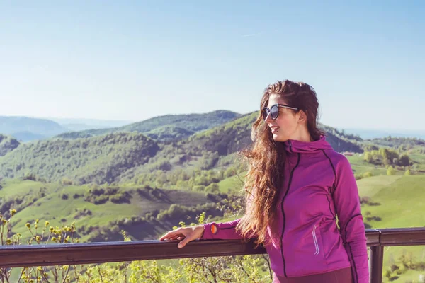 Mujer Joven Montaña Verano Con Una Vista Impresionante Montañas Balcánicas —  Fotos de Stock