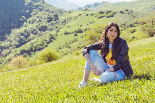 Молодая Женщина Сидящая Зеленом Лугу Летней Горе Потрясающим Видом Балканские — стоковое фото
