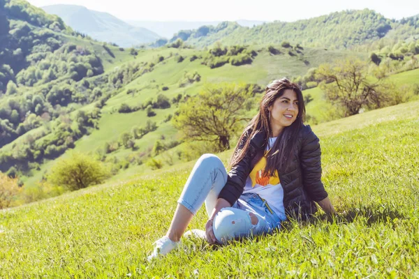 Mujer Joven Sentada Prado Verde Montaña Verano Con Una Vista —  Fotos de Stock