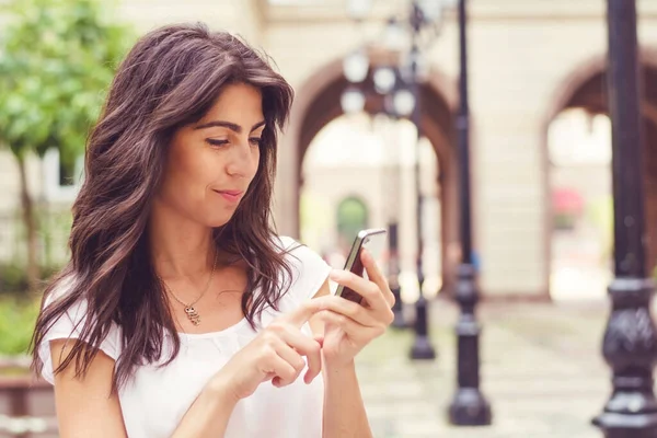 Mujer Joven Usando Smartphone Aire Libre —  Fotos de Stock