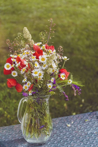 Mooie Zomer Boeket Van Wilde Bloemen Madeliefjes Papaver Bloemen Een — Stockfoto