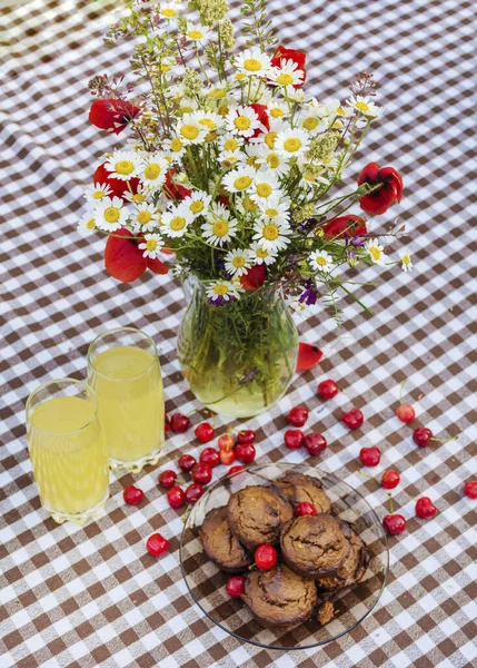 Holunderlimonade Auf Einem Tisch Mit Einem Strauß Mohnblumen Und Margeriten — Stockfoto
