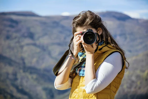Mujer Disparando Con Cámara Fotográfica Montaña Travel Fotógrafo Tomando Fotos —  Fotos de Stock
