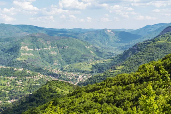 Bulgaristan Balkan Dağı Ndaki Yeşil Tepeler Bulutlu Gökyüzü Ile Güzel — Stok fotoğraf