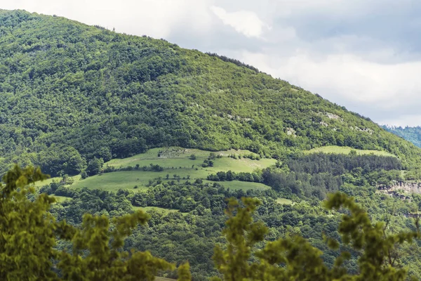 Piękny Letni Krajobraz Górski Zielonymi Wzgórzami Zachmurzonym Niebem Bov Village — Zdjęcie stockowe