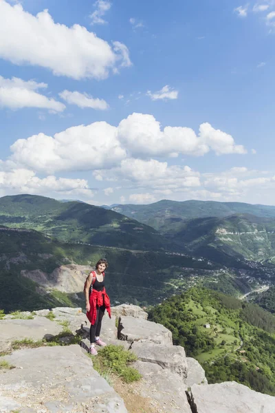 Toeristische Vrouw Met Rugzak Top Van Summer Mountain Met Prachtig — Stockfoto
