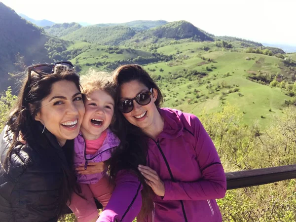 Familia Feliz Con Niño Montaña Primavera Family Retrato Madre Hija —  Fotos de Stock