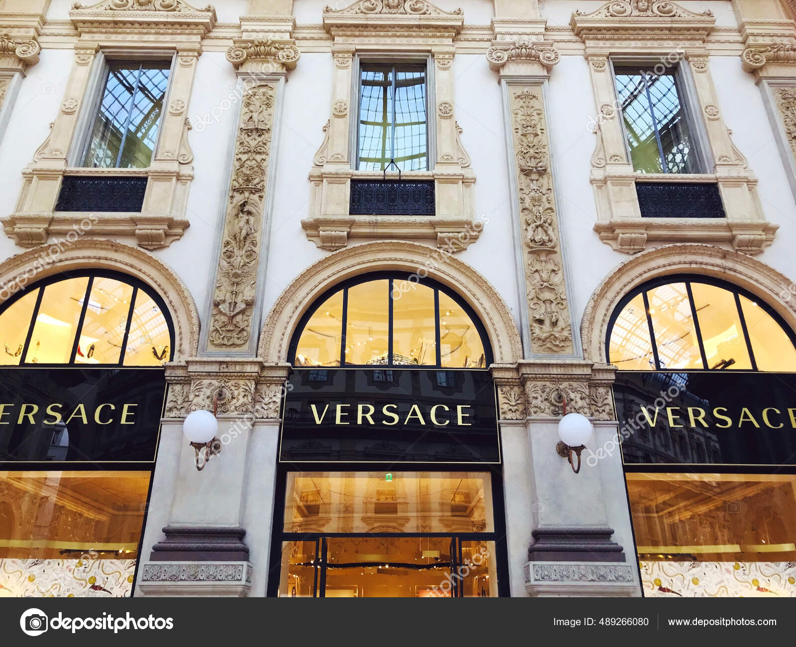 Milan Italy June 2018 Showcase Louis Vuitton Boutique Expensive Fashion –  Stock Editorial Photo © brnmanzurova.gmail.com #489266080