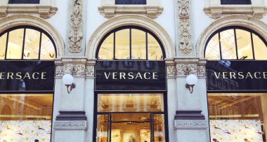 MİLAN, İTALYA -27 Haziran 2018: Louis Vuitton Butiği 'nin Şovu - Milano, İtalya' da bir Ana Cadde 'de Pahalı Moda Giysileri Markası