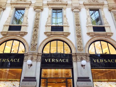 MİLAN, İTALYA -27 Haziran 2018: Louis Vuitton Butiği 'nin Şovu - Milano, İtalya' da bir Ana Cadde 'de Pahalı Moda Giysileri Markası