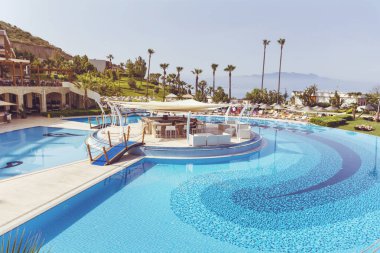 BODRUM, TURKEY-HAZİRAN 30, 2018: Lüks bir otelde Sudaki Havuz Barı 