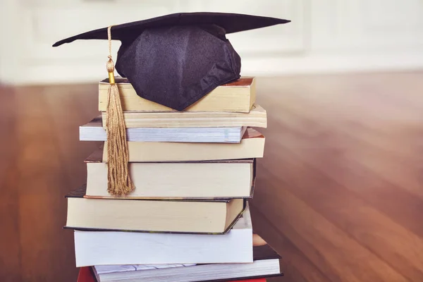 Sombrero Graduación Negro Con Libros Education Concept — Foto de Stock