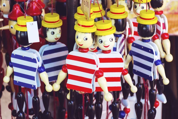 Talya Daki Hediyelik Eşya Dükkanında Geleneksel Pinokyo Oyuncakları — Stok fotoğraf