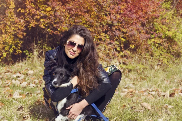 Красивая Молодая Женщина Обнимает Свою Приемную Собаку Осеннем Парке — стоковое фото
