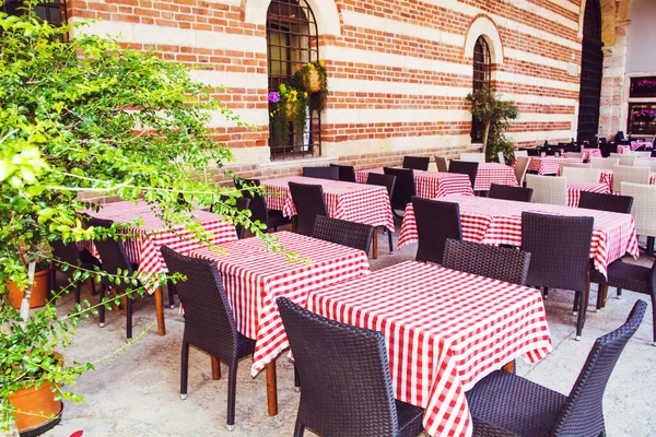 Restaurante Italiano Aire Libre Con Manteles Cuadros Rojos Diseño Acogedor — Foto de Stock